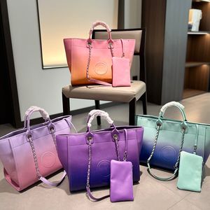 Diseñador Mujer Bolso de compras de playa de cuero sombreado Francia Marca de lujo Mamá Sandy Beach Tote Bolso Lady Silver Chain Strap Bolsas de hombro de vacaciones de gran capacidad