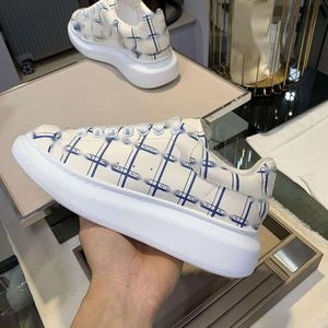 Zapatos de diseñador para mujer, zapatos casuales de moda para hombre, zapatos blancos de lujo de moda de verano para espectáculo de amor, zapatos de pastel con suela gruesa elevada a cuadros con estampado de grafiti para hombre