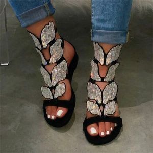 Zapatos de diseñador para mujer, sandalias con punta abierta de cristal a la moda, zapatillas planas de tacón bajo con diamantes de imitación, sandalias planas cómodas con cuña de mariposa para verano