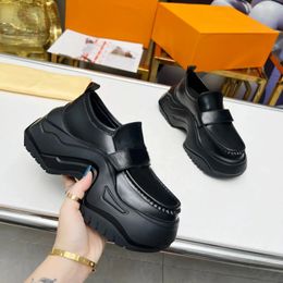 Designer dames schoenen rubberen platform sneakers zwarte glanzende lederen loafers dame chunky sneaker puntige dikke bodem