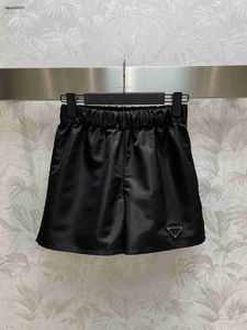 Designer femmes shorts vêtements de luxe pour dames pantalons mode triangulaire décoratif décontracté à lacets pantalons courts Jan 29