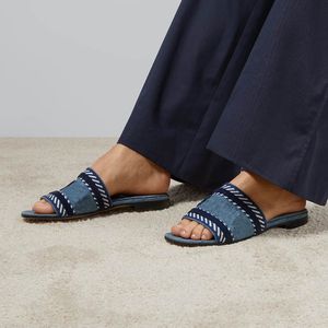 Designer Women Slide Blue Denim Slides Sandalias de zapatos planos casuales con mulas bordadas tejiendo lujo Sandale Summer Beach Cuero Suela Nuevo estilo de moda