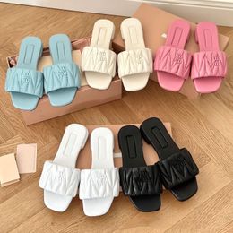 Diseñador Mujer Zapatillas Sandalias Diapositivas planas Cabeza de águila Chanclas Verano Genuino Triángulo Cuero Mocasines al aire libre Zapatos de baño Ropa de playa Zapatillas Negro Blanco Kurt