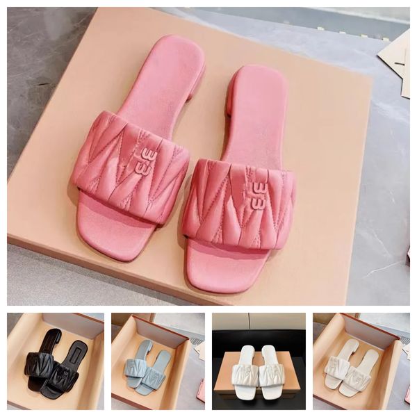 Designer Femmes Slippers Sandales Glissages plats Flip Flip Flip Flip Summer Triangle authentique en cuir extérieur Chaussures de bain Beau