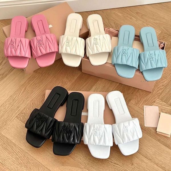 Designer Femmes Slippers Sandales Glissages plats Flip Flip Flip Flip Summer Triangle authentique en cuir extérieur Chaussures de bain Beau