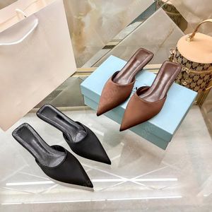 Designer Femmes Slippers Sandales Slip Fliplops Summer Luxury Triangle Triangle Middle Talon Pantanes Outdoor Mandons de plage Slippers de plage