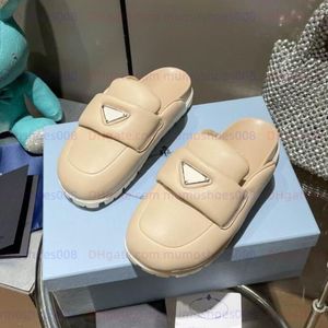 Zapatos de diseñador Mujer Zapatillas Triángulo Hebilla Sandalias Suave acolchado Napa Cuero Medio zapatilla para hombre Chanclas Diapositivas Viajes de verano Sandalias cómodas Zapatilla antideslizante