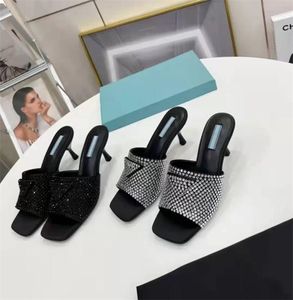 Designer Dames Slippers Lente Nieuwe Crystal Diamond Sandalen Iconische Driehoekige Logo Vierkante Hoofd Hoge Hakken Sexy Parel Rhinestone Beach Sandalen 35-42 met doos