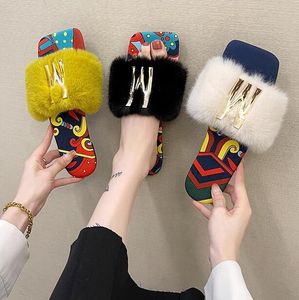 Designer Femmes Summer Lazy Beach Slippers Scuffs Lazy Nouvelle mode Luxury Luxury Ladies Fluffy Slippers Outdoor Casual Chores Low Top Comfort Flats Moccasins Plus taille 42