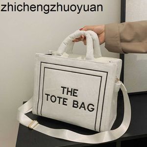 Designer Women Tote Bag2023 Nieuwe geborduurde veelzijdige grote capaciteit tas Schouderforens messenger Fashion Bag 272T