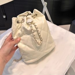 Diseñador Mochila mochila de cuero Diamante Diamond Gold Curo de metal Tote Luxury Drawstring Matelasse Crossbody Bag Letter Pends Purse Bolsas de maquillaje de 22 cm