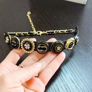 Diseñador para mujer Gargantilla Collar Marca de lujo Cadena corta Diseñado para mujeres Joyería para el cuello Diseño retro es Collar de oro negro Nuevo regalo de cumpleaños Joyería al por mayor