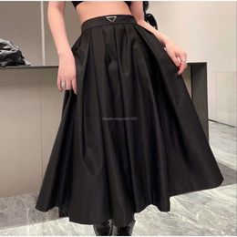 Designer Femmes Robe Mode Re-Nylon Robes décontractées Été Super Large P Lettre Jupe Show Pantalon Mince Jupes De Fête Noir Taille S-L