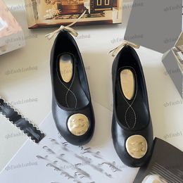 Ontwerper dameskleding schoenen balletschoenen ronde kop hardware metalen C gesp hak boog kantoor casual schoenen platte vrouwen enkele schoen sandalen moeder schoen loafers 35-40