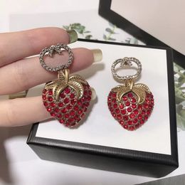 Diseñador para mujer Pendientes Joyas Oro Diamante Fresa Pendiente Stud Mujer Encanto de lujo Fiesta Boda Moda Oreja Aro Colgantes 2302132BF