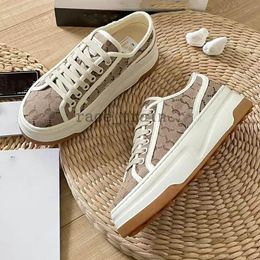 Designer Womens Fashion Plate-forme Casual Chaussures Bee Ace Baskets Baskets Brodées Noir Blanc Vert Stripes Marchant Hommes Femmes 1977s Screener Sneakers 04