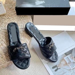 Designer dames platte hakken slippers klassieke zwarte lage sandalen met ketting buiten strandschoen schuifregelaars muilezels slippers loafers casual schoenen doucheruimte slingbacks