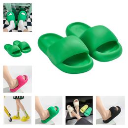 Designer Womens Flip Flops Slippers Hardware English Decorative Tlides 2024 Nouvelles sandales Summer Flat Chaussures