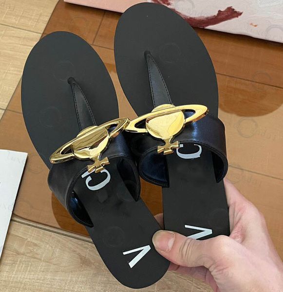 Diseñador para mujer chanclas zapatillas hardware cabeza decorativa espiga diapositivas moda mujer sandalias verano zapatos planos