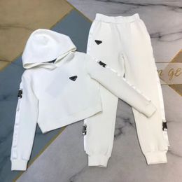 Sudadera con capucha de diseñador para mujer Conjuntos de dos piezas Mujer de moda Chándal blanco para hombre Chaquetas Pantalones con letras Lado para marca de chándal Primavera Outwear Triángulo marca de hierro S-3XL