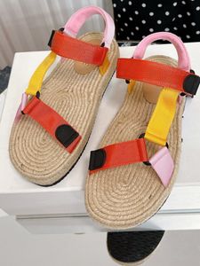 Designer pour femmes en cuir marron sandales d'été été célèbre Loeweshoes femme sandale curseur noir toile boucle boucle boucle de boucle plage de plage