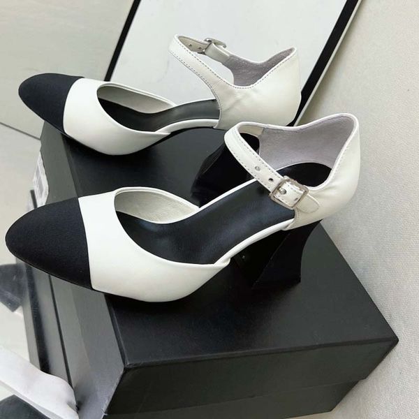 Chaussures ouvertes de styliste pour femmes, sandales en peau de chèvre vernie, talon épais noir, pantoufles de qualité pour fête, mode