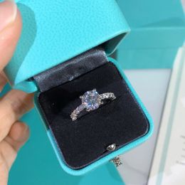 Diseñador Anillos para mujer Anillo de compromiso de diamantes Mejor calidad Lujo 1 Cts Joyería de boda para niña Nuevo con caja Señoras Esposa Señora Regalo del día de San Valentín