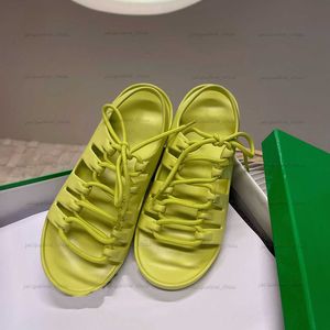 Sandalias de diseñador para mujer Sandalias planas de verano para mujer Sandalias de gladiador con cordones Sandalias de espuma Zapatos de color caramelo con caja