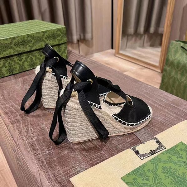 Sandalias de diseñador para mujer Carta más vendida Carta clásica más vendida Zapatos de playa para mujer bicolor en blanco y negro para mujer