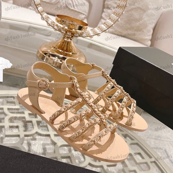 Sandalias de diseñador para mujer Piel de oveja Cadena trenzada Pisos Zapatos de espina de pescado Hardware Metal C Hebilla Zapatillas Zapatos de playa al aire libre Zapatos de princesa lindos Zapato casual 35-40