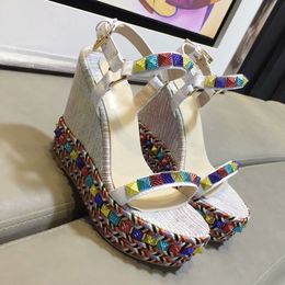 sandales pour femmes de créateurs Mélange de couleurs élégantes et assortiment de clous de saule nacré décorer des chaussures à talons inclinés