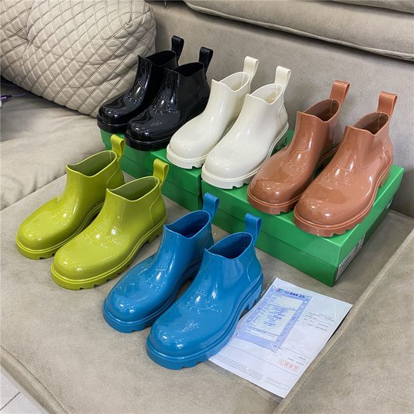 Botas cortas para mujer de diseñador Botas impermeables ligeras Plataforma de lujo Color caramelo Brillo Bota de tobillo de goma