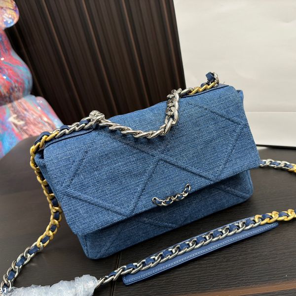 Bolso de hombro para mujer de diseñador Bolso de mezclilla azul clásico Hardware de costura con dibujos de diamantes Hebilla de metal Bolso de cadena dorada Correa para el hombro Bolsos cruzados 24x17 cm