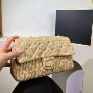 Bolso de hombro para mujer de diseñador Bolso trenzado de paja resistente al desgaste Herrajes Hebilla giratoria de metal Clamshell Cadena delgada Bolsos cruzados portátiles Princesa Caja de maquillaje 25x16CM