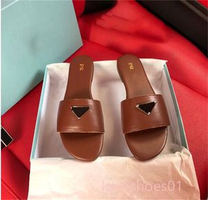 Designer dames slippers vierkante teen platte sandalen zomers lederen glijbanen kristallen driehoek logo vrouw muilezels kust flip-flops pantoufles sandales wit zwart