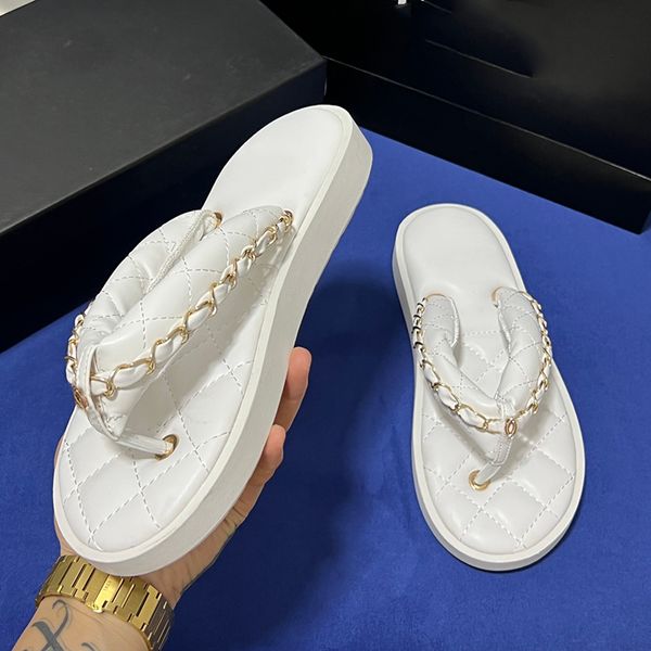 Designer Femmes Pantoufles Super Doux Pain Tongs Clip Pieds Plage Pantoufles String Matériel Boucle En Métal Chaîne Charme Chaussures Plates Sandales Casual Chaussures De Marche 35-40