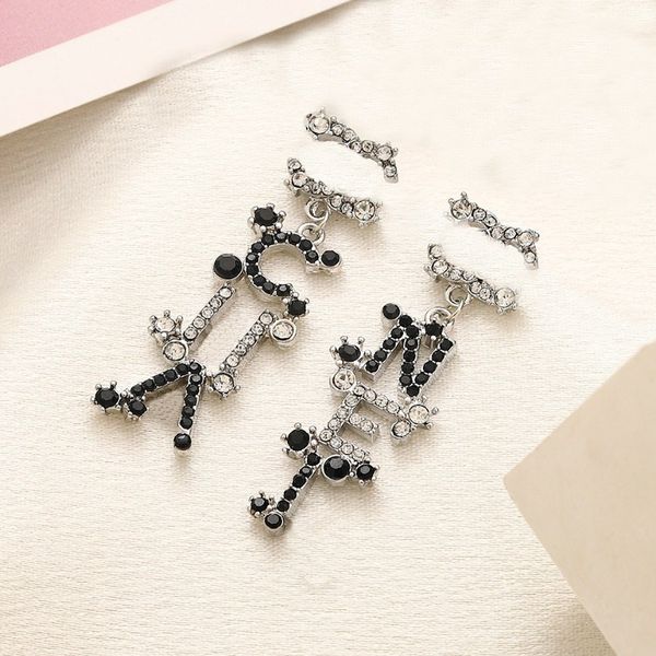 Diseñador para mujer Pendientes de tuerca Charm de plata Marca Carta Regalo Pendientes colgantes Aleación Sin desvanecimiento Joyería de alta calidad Pendientes de estilo de lujo Cristal Rhinestone