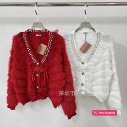 Designer damessweaters Miu Family High Edition Rood Nieuwjaar feestkleding Pluche vest met V-hals Dames herfst en winter High-end elegantie en temperament Co