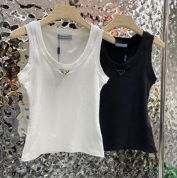 Camisolas femininas de grife Camis Triângulo Colete feminino de algodão com toque de gelo Triângulo de metal Slim Fit Camisola de malha Colete de ioga Camisa sexy por baixo sem mangas Camiseta superior