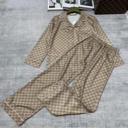 Designer dames tracksuits letters volledige afdruk vintage pyjama -stijl zijden zijden lange mouw shirt trekkoord elastische taille broek 2 -delige set