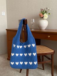 Bolsos de punto de lana de diseñador Bolsos de playa tejidos a mano nuevos de verano Bolso de mano multicolor Bolso con patrón de corazón de amor Bolso de mano de moda para mujer Bolso de compras ahuecado Azul