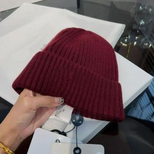 Chapeau tricoté en laine de créateur MoncIer fabrication de haute qualité chapeau tricoté chaud site Web identifiable NFC vêtements d'intérieur et d'extérieur tendance classique