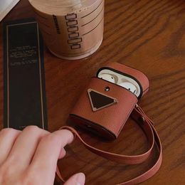 Concepteur accessoires d'écoute de bracelet Écoute de sangle Écouteurs pour TWS Earbuds Apple AirPods 1 2 3 Pro 2e 3e générations Couvrages Airpod en cuir PU sans fil sans fil Brown