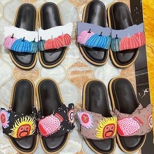 Ontwerper YK Pool Pillow Slippers Schoenen vrouwen comfort platte reliëf muilezels cartoon platform sandalen Dikke rubberen schoen slippers gezicht pompoen zonsondergang pri p8yl#