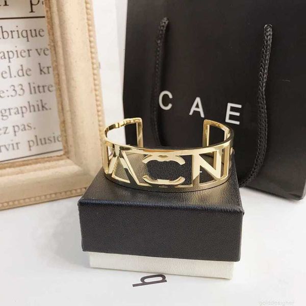 Diseñador Diseñador de joyería Diseñador Brazalete Brazalete Pulsera Letra Colgante Chapado en oro rosa Recubierto Diseño de moda Popular Emed Sello Marca Letras Accesorio 3FC4