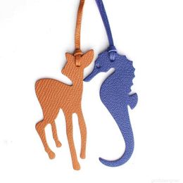 Porte-clés de créateurs sur mesure en cuir véritable feuille de palmier hippocampe cerf papillon porte-clés sac à dos pendentif animal femme sac charme 23SP