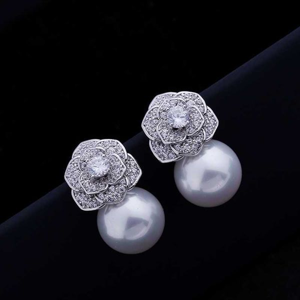 DesignerLuxury Naturel Blanc Perle Fleur De Camélia Boucles D'oreilles Délicates Brillant Blanc Cristal Autrichien Boule De Fleur Perle Boucle D'oreille pour Les Femmes Mariée Bijoux De Mariage D