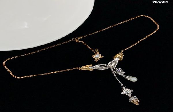 Le collier squelette ailé du designer McQueen039 est parsemé de diamants pour le rendre plus beau. Il s'agit d'un accessoire hip hop classique1505726.