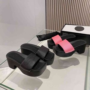 Ontwerpers 2024 zomer nieuwe indoor antislip pantoffels sandalen dames hoge hakken om kleine mensen te vergroten moeten comfortabel zijn
