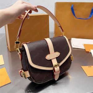 Bolsos de diseñadores Bolso de hombro para mujer Totes de mensajero Bolsos metálicos de moda Bolso de sillín de cuero Vintage Embrague cruzado clásico